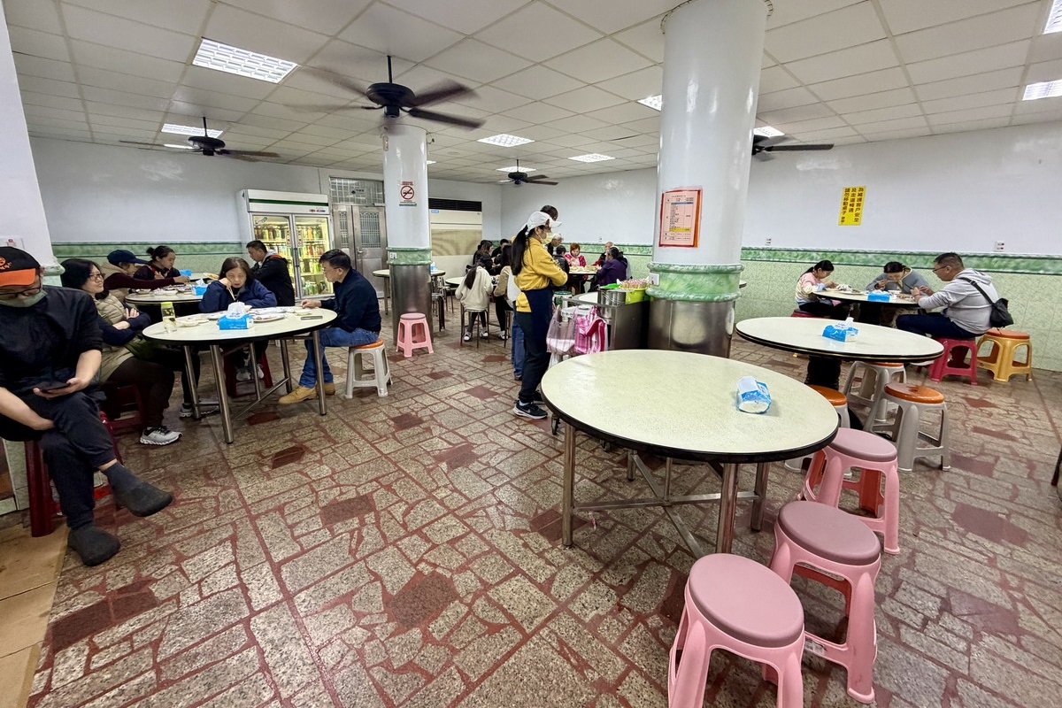 【新北市金山美食】金山金包里鴨肉：北海岸傳奇！金山老街第一名店，客人自己端盤子拿菜，大小團體都合適 7173