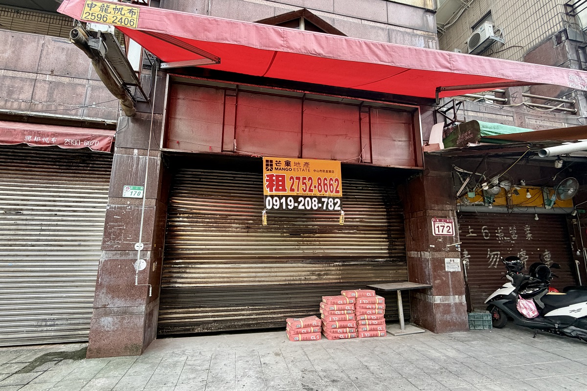 即時熱門文章：【台北南京復興站美食】香港裕記燒臘：便宜大份量排隊店家，營業到半夜2點，但是衛生堪慮，大家自己看著辦 255 (停業)
