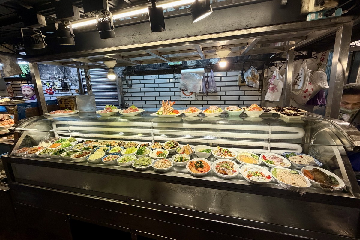 【台北中山站美食】小巷亭 2026：《華燈初上》拍攝場景，圓環小巷內別有洞天，1977年創立台式日本料理，客人自助式取餐，吃得到古早味豆簽羹 7195