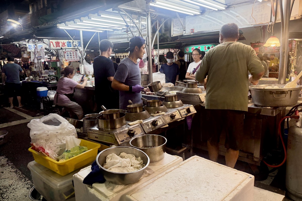【高雄前金站美食】六合夜市莊記海產粥 2026:周子瑜去老闆家吃飯!六合夜市代表名攤,現點現煮,海產粥,鹽蒸蝦,鹽蒸蚵是名物 7430 【高雄前金站美食】六合夜市莊記海產粥 2026:周子瑜去老闆家吃飯!六合夜市代表名攤,現點現煮,海產粥,鹽蒸蝦,鹽蒸蚵是名物 7430
