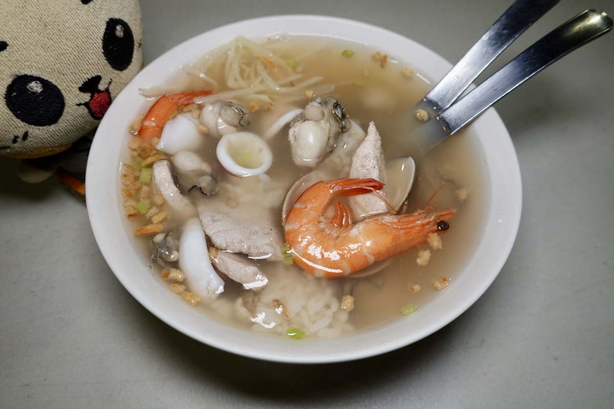 【高雄前金站美食】六合夜市莊記海產粥 2026:周子瑜去老闆家吃飯!六合夜市代表名攤,現點現煮,海產粥,鹽蒸蝦,鹽蒸蚵是名物 7430 【高雄前金站美食】六合夜市莊記海產粥 2026:周子瑜去老闆家吃飯!六合夜市代表名攤,現點現煮,海產粥,鹽蒸蝦,鹽蒸蚵是名物 7430
