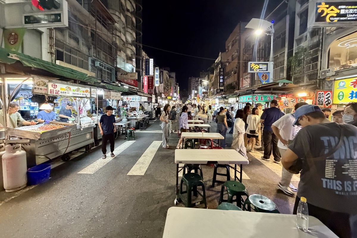 【高雄前金站美食】六合夜市莊記海產粥 2026:周子瑜去老闆家吃飯!六合夜市代表名攤,現點現煮,海產粥,鹽蒸蝦,鹽蒸蚵是名物 7430 【高雄前金站美食】六合夜市莊記海產粥 2026:周子瑜去老闆家吃飯!六合夜市代表名攤,現點現煮,海產粥,鹽蒸蝦,鹽蒸蚵是名物 7430