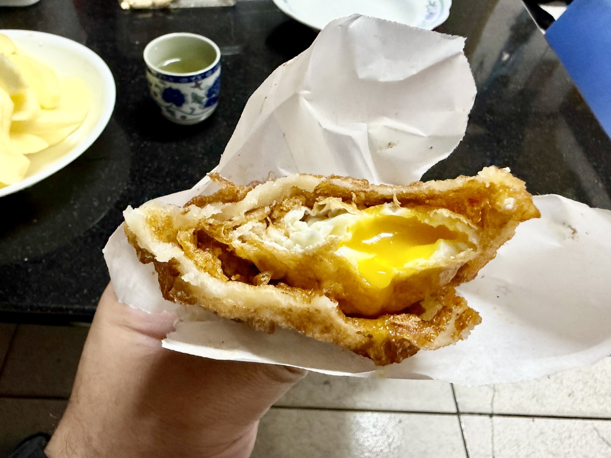 【花蓮市美食】老牌炸蛋蔥油餅（藍車）2026：全台最著名炸蛋蔥油餅，1969年創業，花蓮必吃排隊美食 7282