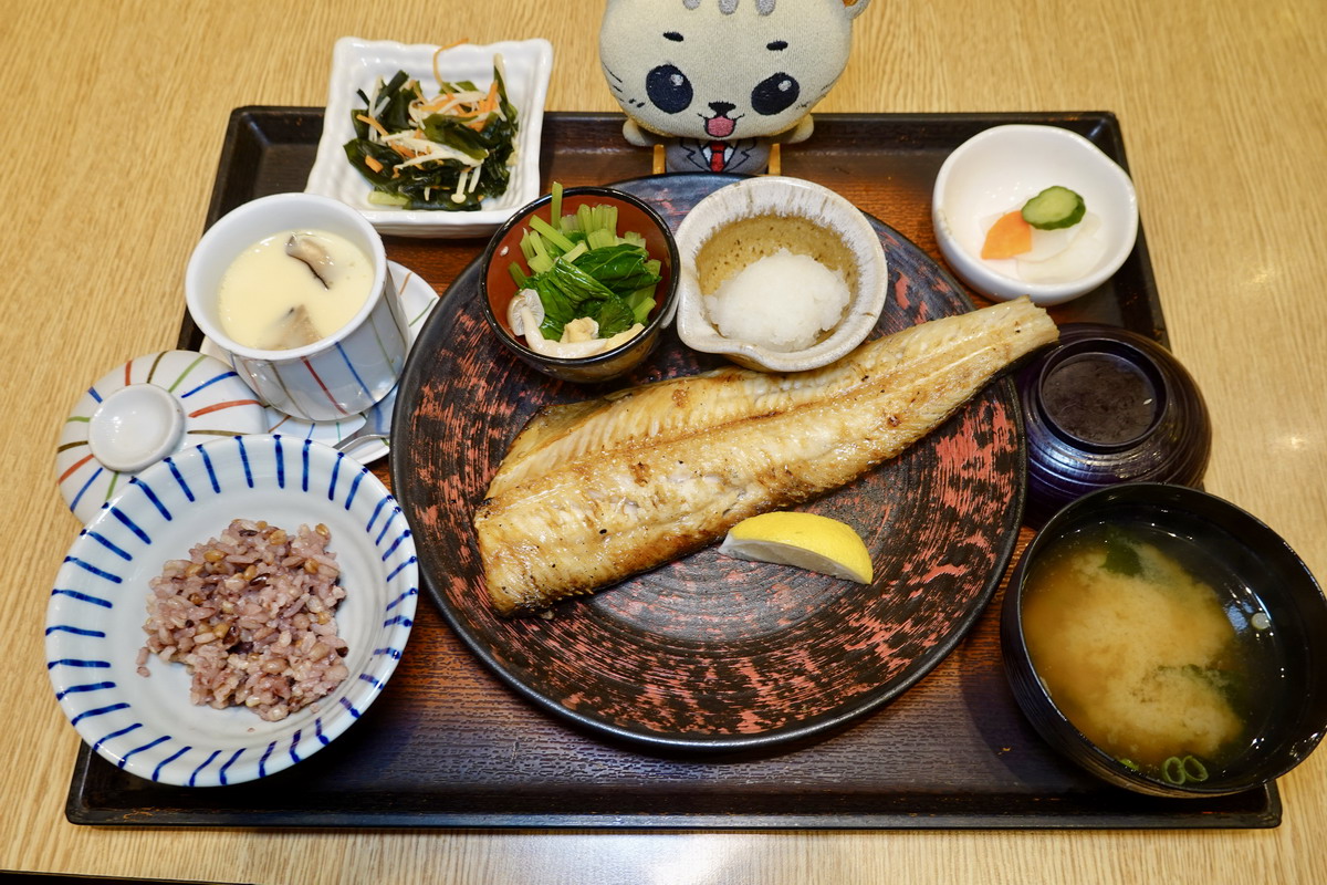 【台北松山站美食】大戶屋 Ootoya 2026：百貨商場美食街的模範生，日本連鎖餐廳來台灣20年，菜色豐富，品質穩定 7427