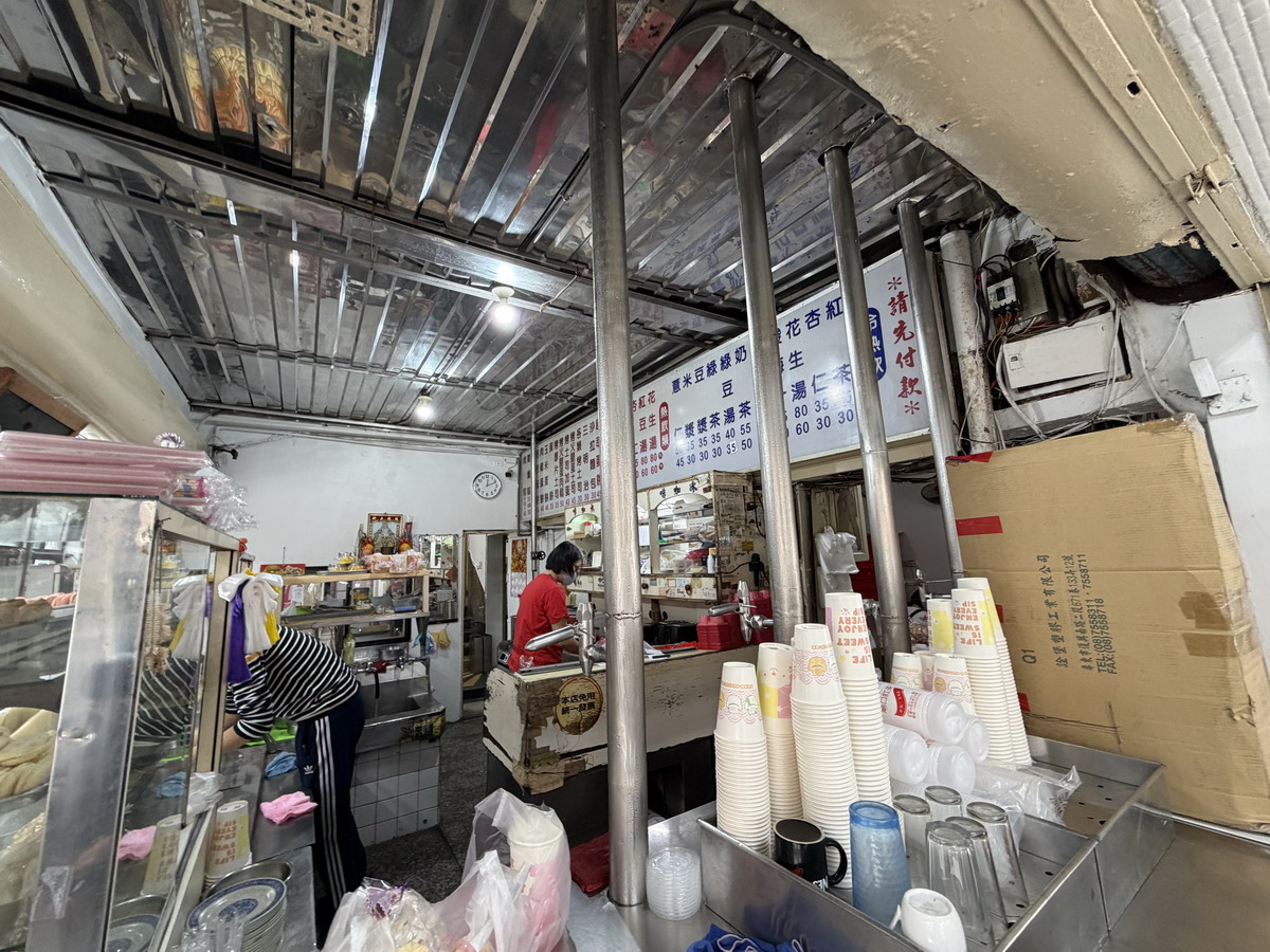 【花蓮市美食】廟口紅茶 2026:跳鋼管的紅茶,1951年創立飲料老店,台灣馬卡龍是必吃招牌 7281 【花蓮市美食】廟口紅茶 2026:跳鋼管的紅茶,1951年創立飲料老店,台灣馬卡龍是必吃招牌 7281