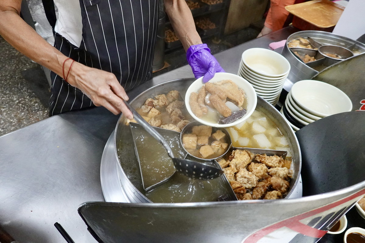【台北龍山寺站美食】亞東甜不辣 2025：60年老店，龍山寺附近的萬華老記憶，還有米血糕 7066