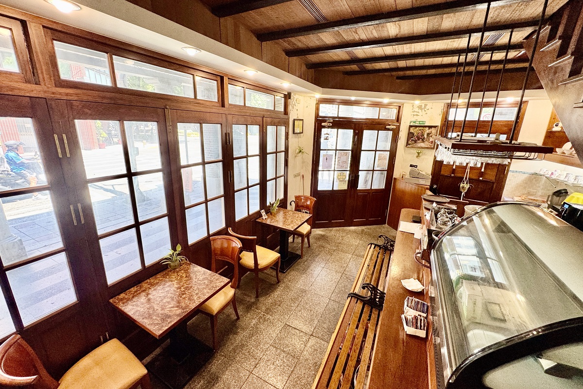 【台北中山站美食】滿樂門 2025：獨特的古蹟咖啡簡餐館，保存完好的1930年代仿巴洛克式紅磚建築 7090