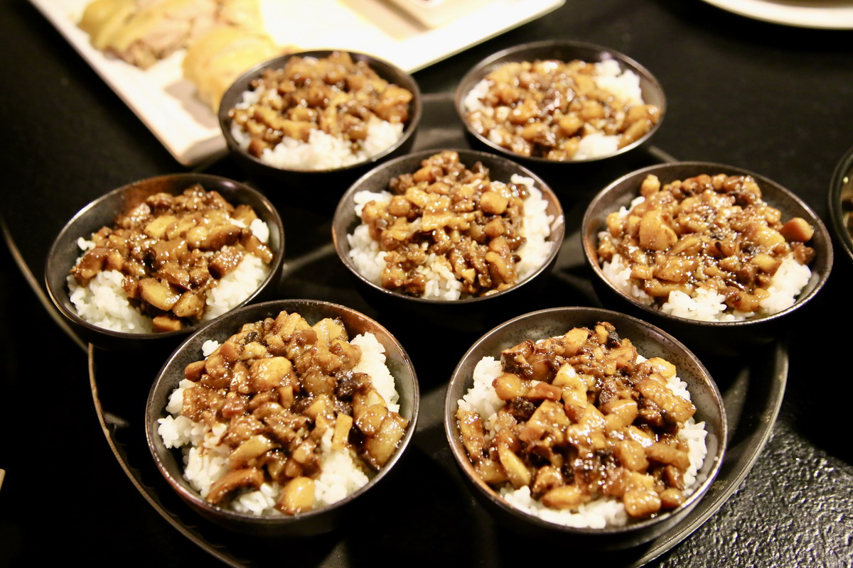 即時熱門文章：【台北松江南京站美食】My灶：美味油亮滷肉飯與台菜小館，「輝達」黃仁勳也上門，手路菜要預約 2226