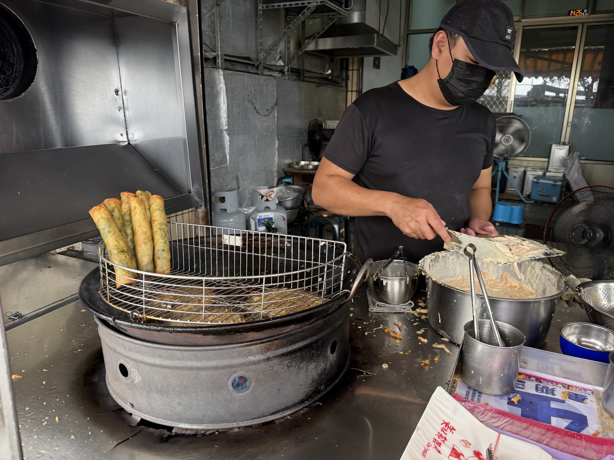 【宜蘭礁溪美食】春捲伯 2026：礁溪在地好吃炸春捲與炸蝦餅，銅板美食價錢實惠，路過不要錯過 7495