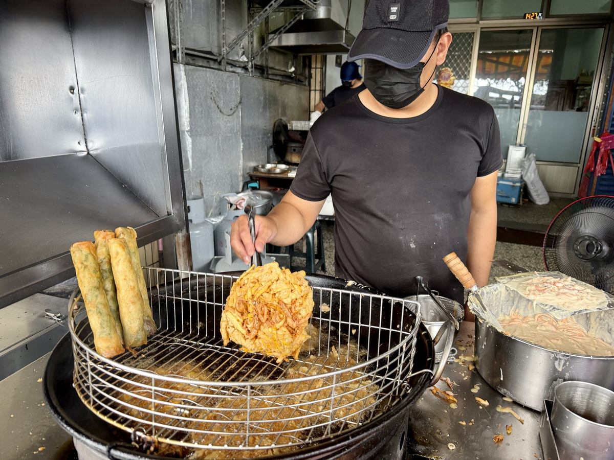 【宜蘭礁溪美食】春捲伯 2026：礁溪在地好吃炸春捲與炸蝦餅，銅板美食價錢實惠，路過不要錯過 7495