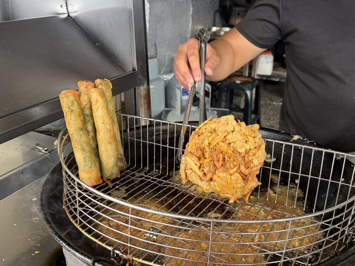 【宜蘭礁溪美食】春捲伯 2026：礁溪在地好吃炸春捲與炸蝦餅，銅板美食價錢實惠，路過不要錯過 7495