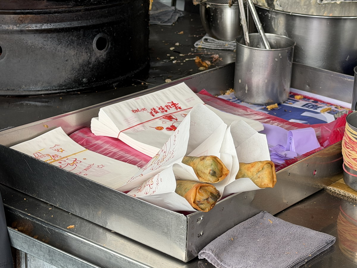 【宜蘭礁溪美食】春捲伯 2026：礁溪在地好吃炸春捲與炸蝦餅，銅板美食價錢實惠，路過不要錯過 7495