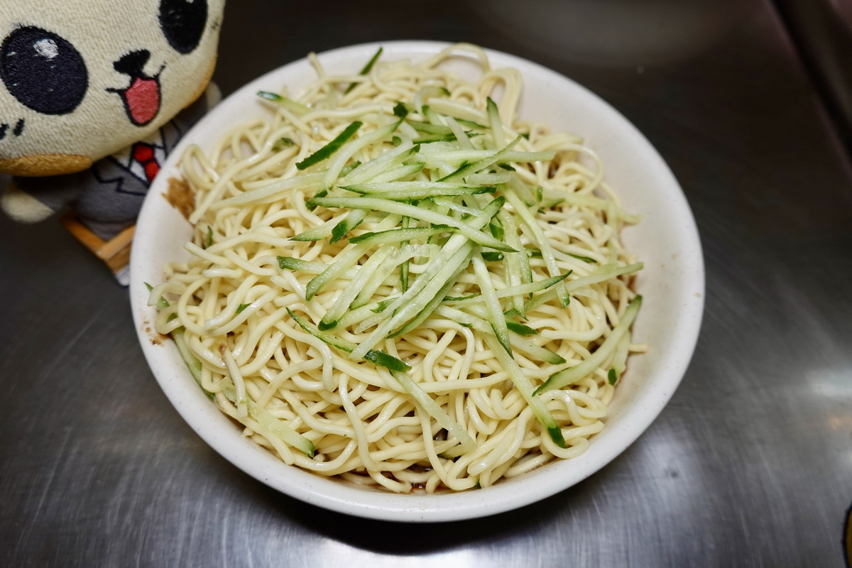 【台北世貿站美食】小凱悅南村小吃店 2025:光陰的故事之老牌眷村麵點,手工麵條Q彈有勁,涼麵、滷味都是必吃 7131 【台北世貿站美食】小凱悅南村小吃店 2025:光陰的故事之老牌眷村麵點,手工麵條Q彈有勁,涼麵、滷味都是必吃 7131