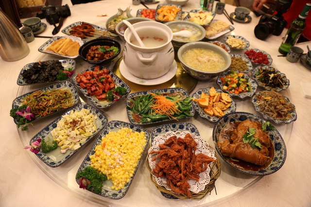 【中國東北旅遊】貓大爺東北必吃美食特輯 (吉林省) :小滿漢全席、酸菜白肉鍋、鐵鍋燉、玉米汁 3319 @貓大爺