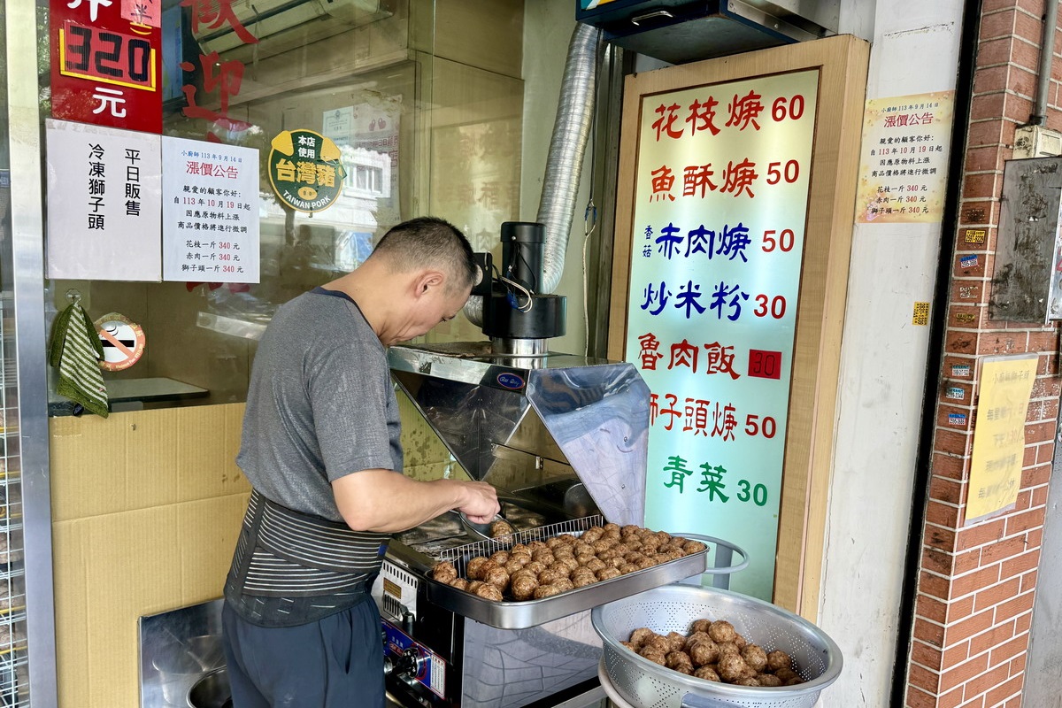 【台北寧夏夜市美食】小廚師獅子頭專賣店 2024：原圓環小吃吉星號改名小廚師花枝羹，再轉型獅子頭專賣店 6552