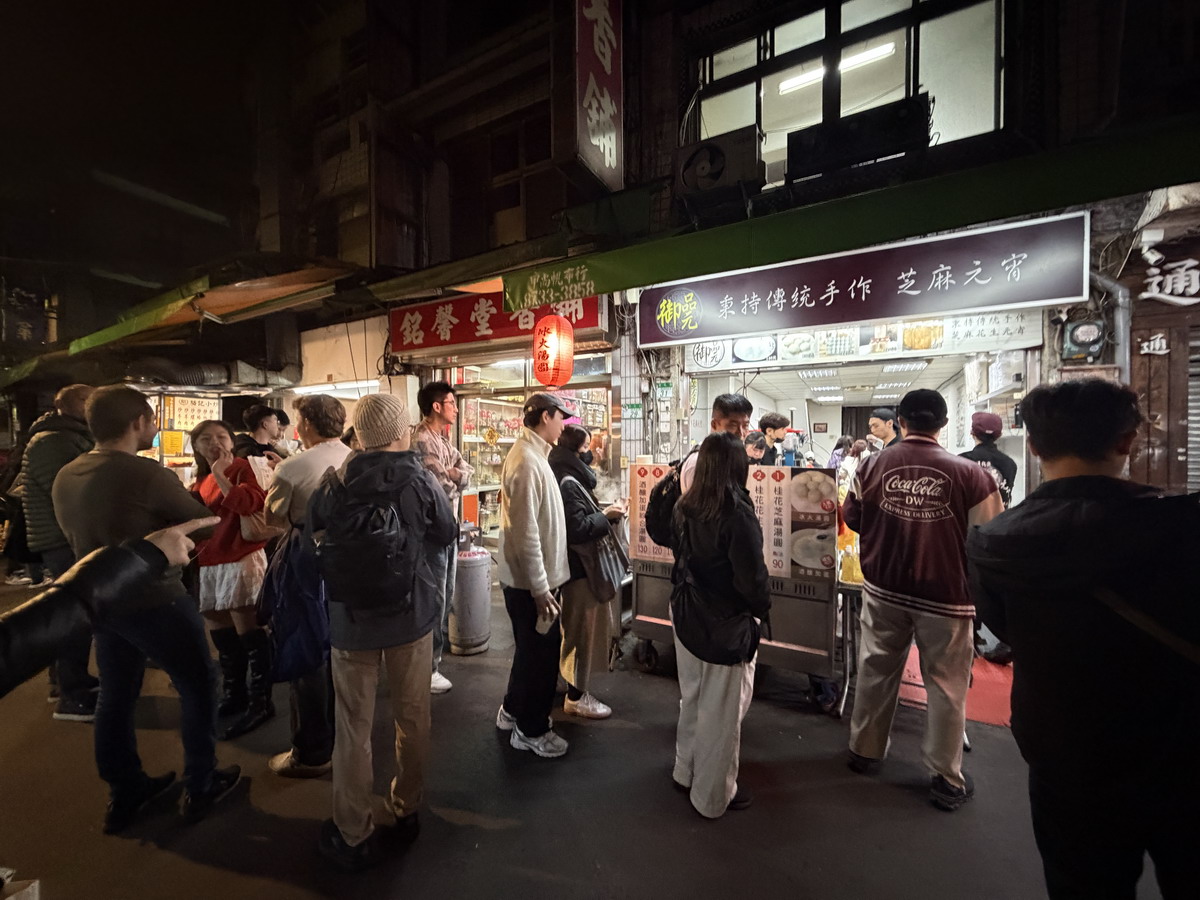 【台北信義安和站美食】駱記小炒 2026：臨江街夜市熱炒小店，曾經登上米其林必比登 7194