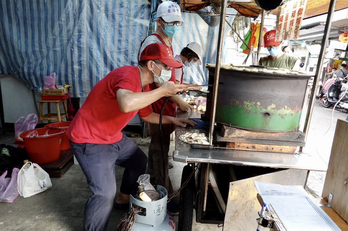 【台北南機場夜市美食】無名推車燒餅：米其林必比登推介，銅板價古早味燒餅，根本是活的古蹟博物館啊 4734