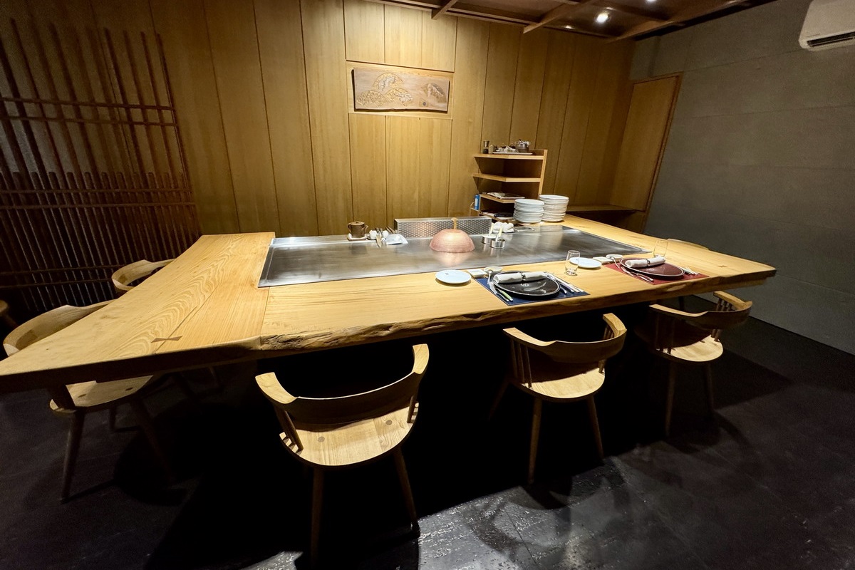【台北劍潭站美食】讚鐵板燒 2025：隱藏在地下室的總統級鐵板燒，政商名流藝人喜愛的超私密空間，米其林入選，餐盤用的是愛馬仕 7032