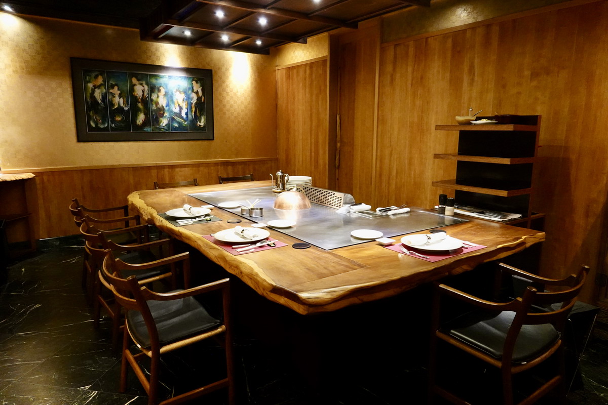 【台北劍潭站美食】讚鐵板燒 2025：隱藏在地下室的總統級鐵板燒，政商名流藝人喜愛的超私密空間，米其林入選，餐盤用的是愛馬仕 7032