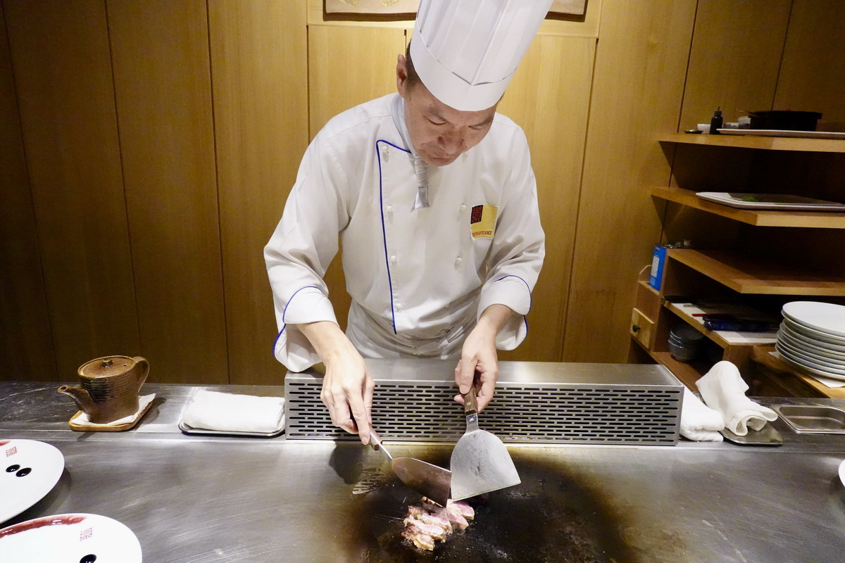 【台北劍潭站美食】讚鐵板燒 2025：隱藏在地下室的總統級鐵板燒，政商名流藝人喜愛的超私密空間，米其林入選，餐盤用的是愛馬仕 7032