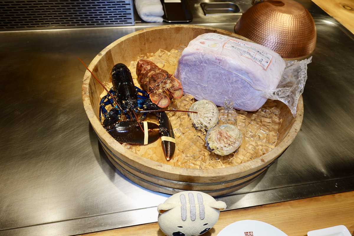【台北劍潭站美食】讚鐵板燒 2025：隱藏在地下室的總統級鐵板燒，政商名流藝人喜愛的超私密空間，米其林入選，餐盤用的是愛馬仕 7032