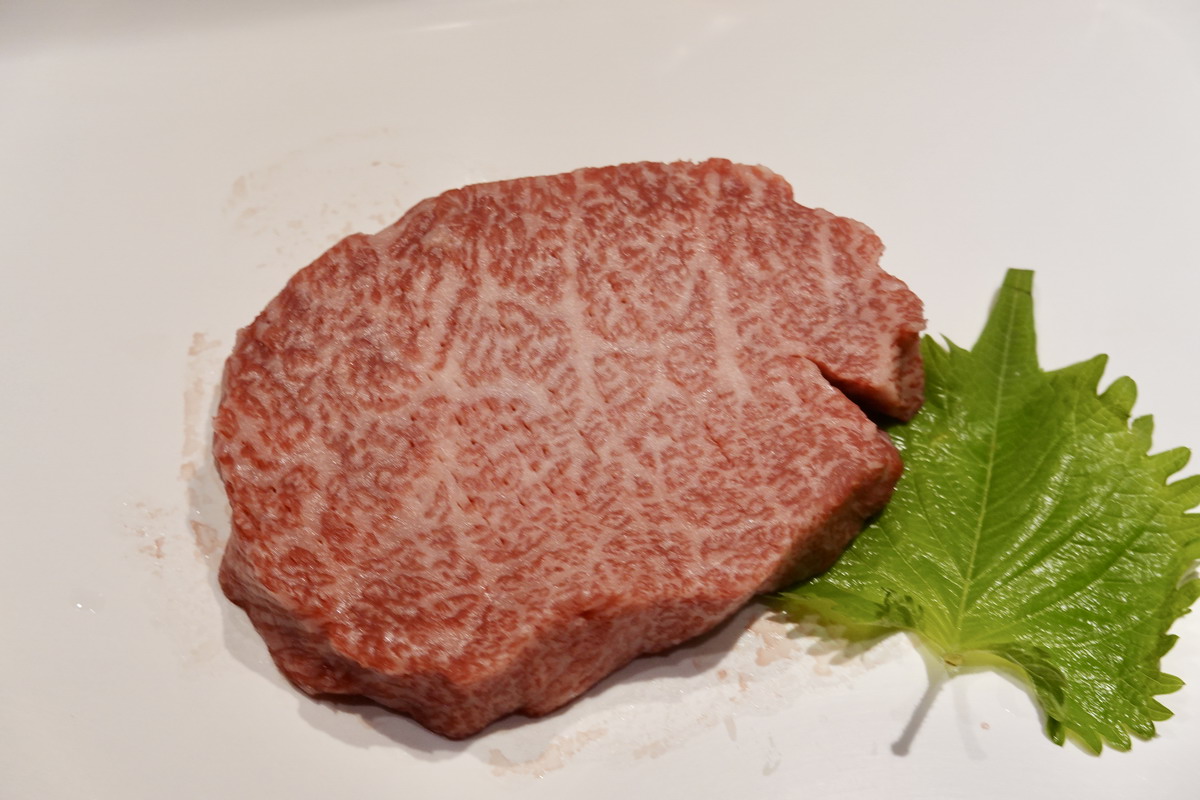 【台北劍潭站美食】讚鐵板燒 2025：隱藏在地下室的總統級鐵板燒，政商名流藝人喜愛的超私密空間，米其林入選，餐盤用的是愛馬仕 7032
