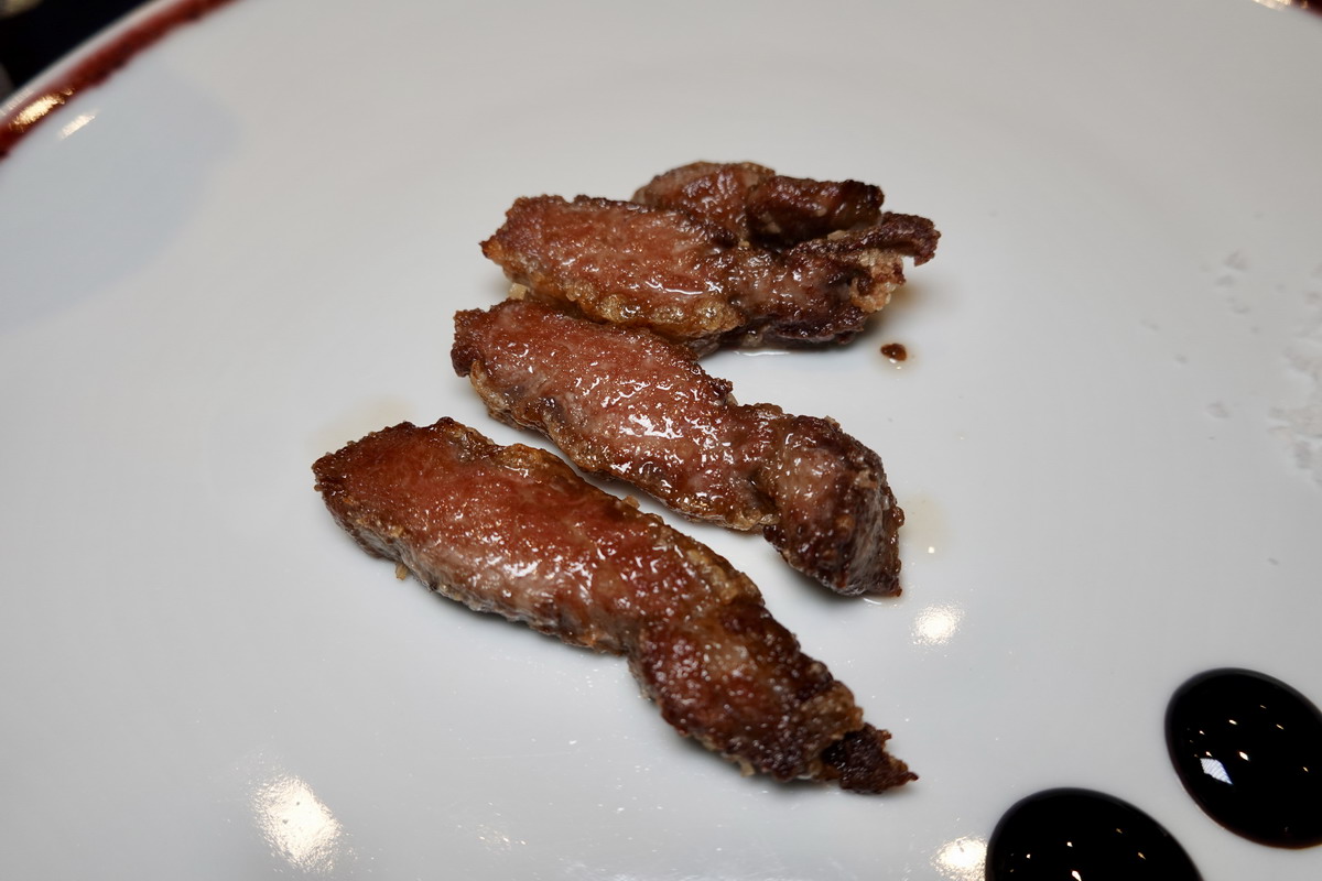 【台北劍潭站美食】讚鐵板燒 2025：隱藏在地下室的總統級鐵板燒，政商名流藝人喜愛的超私密空間，米其林入選，餐盤用的是愛馬仕 7032