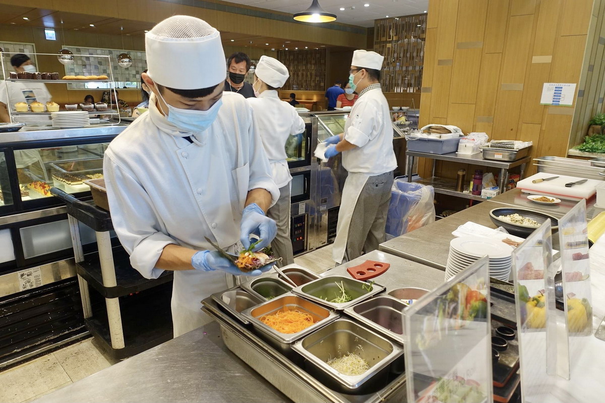 【台北南港站美食】台北六福萬怡酒店敘日吃到飽自助餐廳：螃蟹、龍蝦、生蠔、牛排、干貝，生猛海鮮季登場！4687