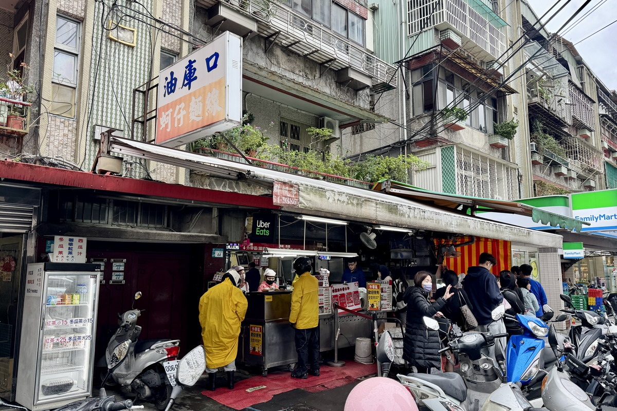【新北板橋新埔站美食】油庫口蚵仔麵線 2025:在地人氣大腸蚵仔麵線老店,吃手工麵線配根香腸就是台灣味 6884 【新北板橋新埔站美食】油庫口蚵仔麵線 2025:在地人氣大腸蚵仔麵線老店,吃手工麵線配根香腸就是台灣味 6884