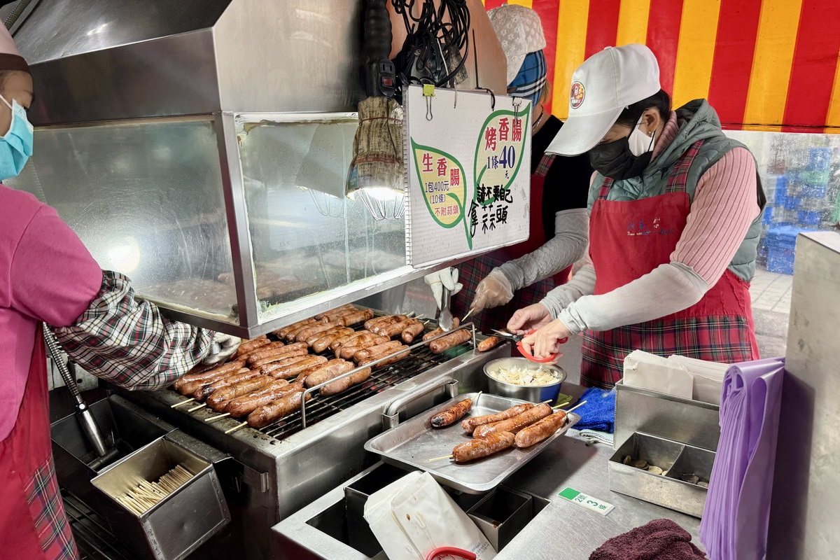 【新北板橋新埔站美食】油庫口蚵仔麵線 2025:在地人氣大腸蚵仔麵線老店,吃手工麵線配根香腸就是台灣味 6884 【新北板橋新埔站美食】油庫口蚵仔麵線 2025:在地人氣大腸蚵仔麵線老店,吃手工麵線配根香腸就是台灣味 6884