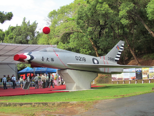 【軍事旅遊】成功嶺 F-100 超級軍刀機陳展揭牌典禮 (台大號) 1073 @貓大爺