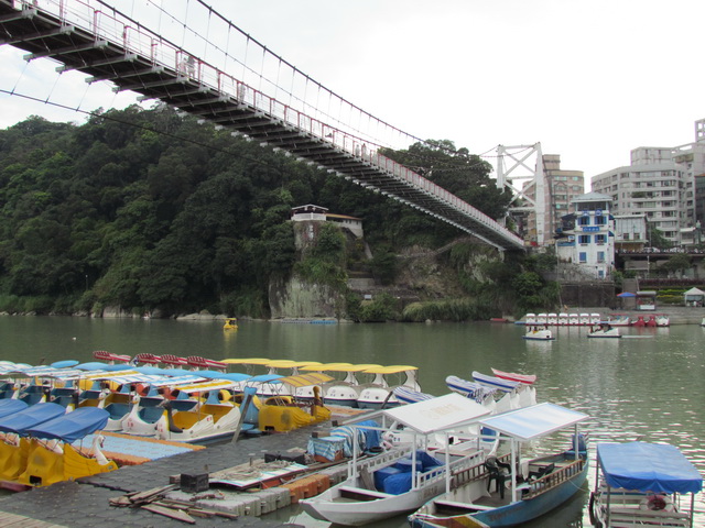 【新北新店旅遊】碧潭風景區：碧潭吊橋與踩船樂 1205 @貓大爺