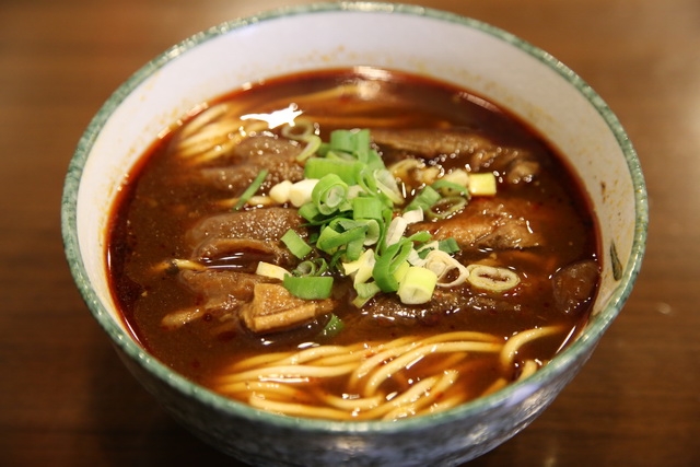 【台北中正紀念堂站美食】川味老張牛肉麵 (南昌店)：台北牛肉麵代表 2424 (停業) @貓大爺