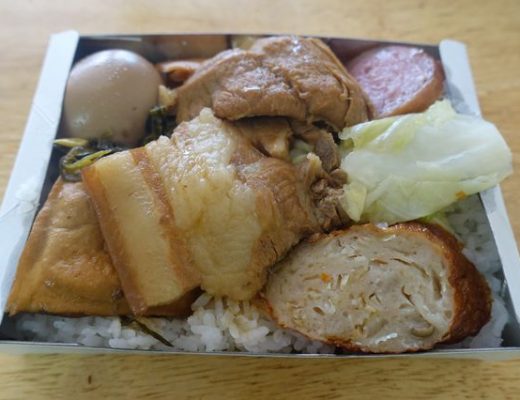 【新北貢寮美食】福隆鐵路便當：鄉野便當 PK 福新福隆便當 2706 @貓大爺