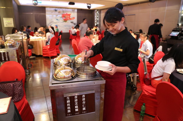 【台北劍南站美食】華漾大飯店美麗華店：有推車的傳統平價港式飲茶 3184 (停業) @貓大爺