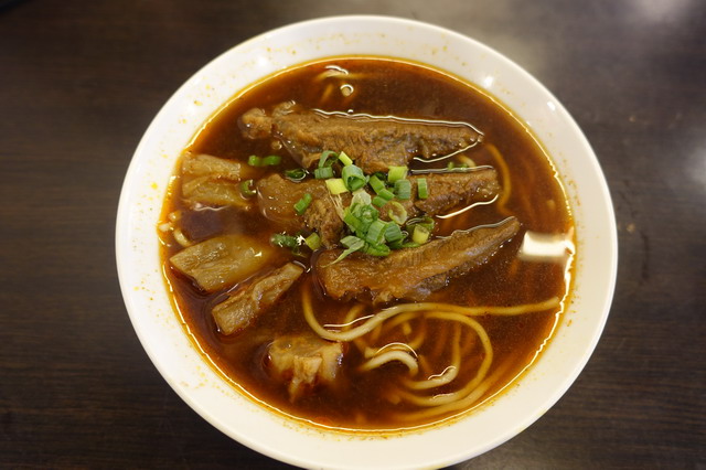 【台北東門站美食】川味老張牛肉麵店：60年老店的川味蕃茄牛肉麵 3562