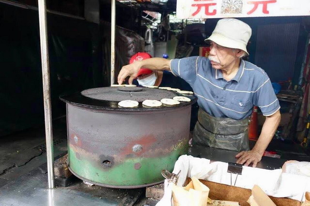 【台北南機場夜市美食】無名推車燒餅：米其林必比登推介，銅板價古早味燒餅，根本是活的古蹟博物館啊 4734 @貓大爺