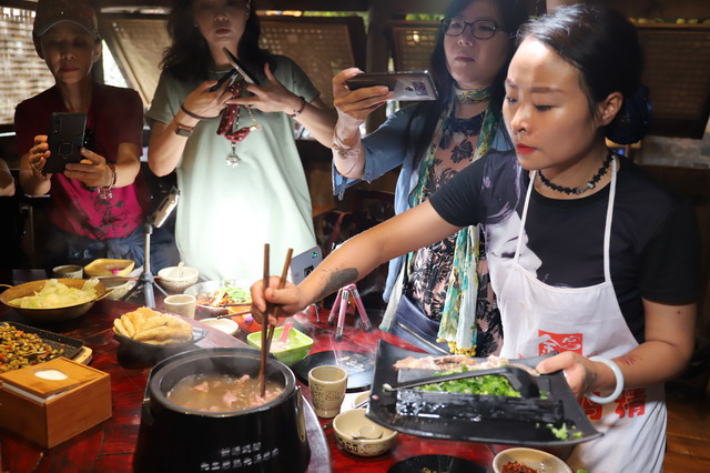 【中國四川美食】四川省成都與樂山特色美食及街邊小吃：麻的迷人、辣的過癮，吃完回味無窮（蹺腳牛肉、成都火鍋、缽缽雞、兔肉、肥腸、冰粉、三大炮） 3848