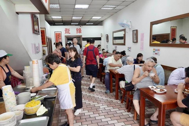 【台北北門站美食】龍緣號：傳承自圓環龍鳳號的老牌小吃店，價錢平實的滷肉飯與五香肉捲 4214