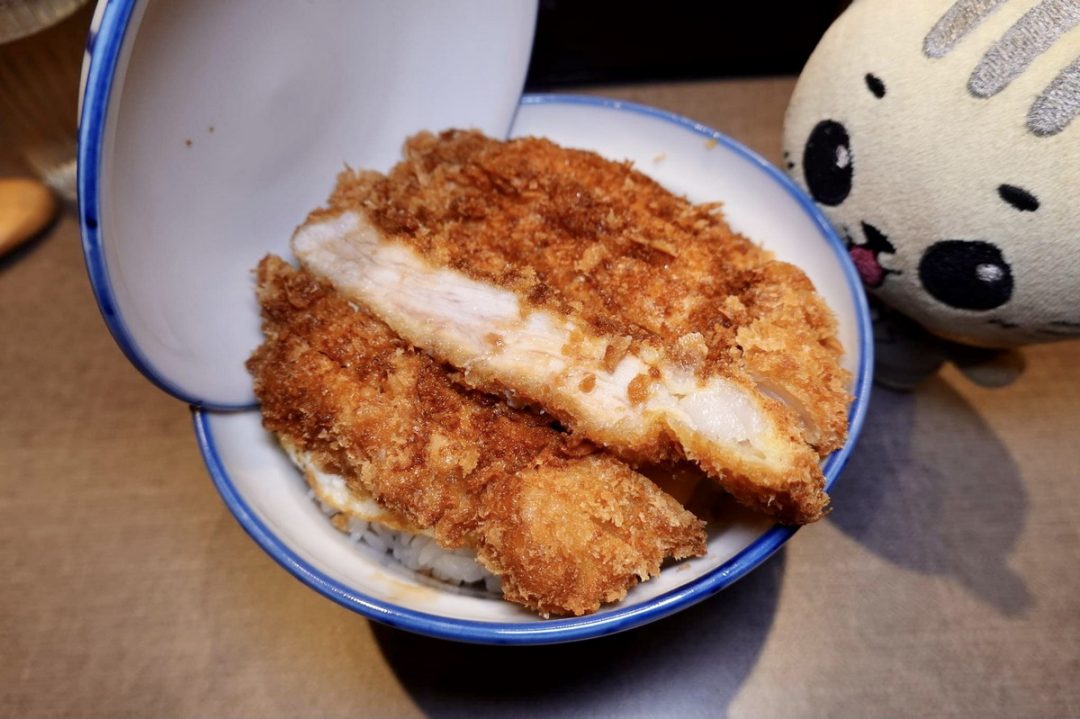 【台北中山站美食】KATSU 鑫，熟成豬排蓋飯：每日限量100碗的文青炸豬排專門店，厚片多汁豬排很可以 4668 @貓大爺