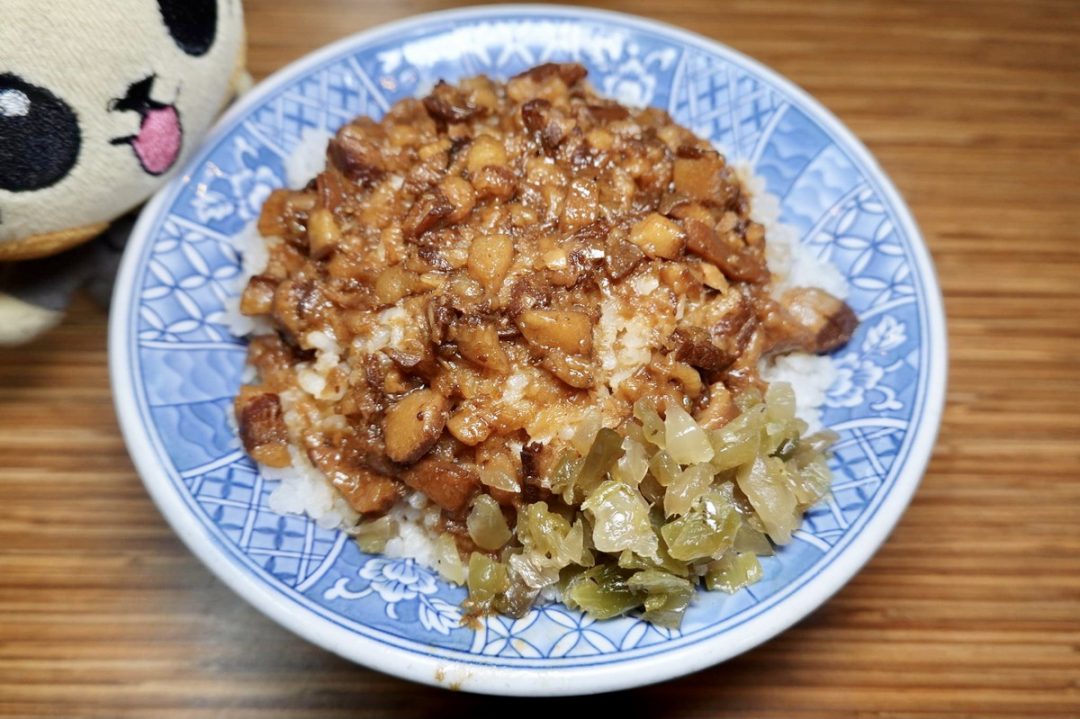 【台北龍山寺站美食】億香魯肉飯 2024：滷肉飯節得獎店家隱藏在龍山商場，滷肉飯熟成肉燥充滿膠質黏嘴唇，配酸菜大加分 6386 @貓大爺