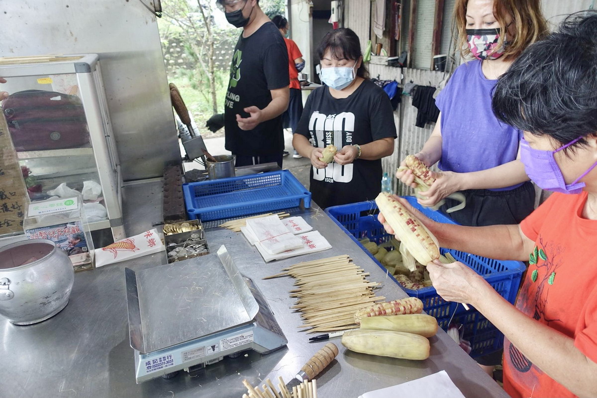 【新北萬里美食】知味鄉玉米：超人氣排隊碳烤玉米，價錢高人一等仍然生意強強滾，還有鮮榨檸檬汁，北海岸知名美食  4691