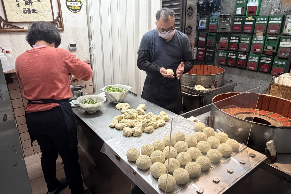 【台北車站美食】福元胡椒餅 2026：咬下去會噴汁的胡椒餅，不訂吃不到，華陰街超人氣傳統點心 7199
