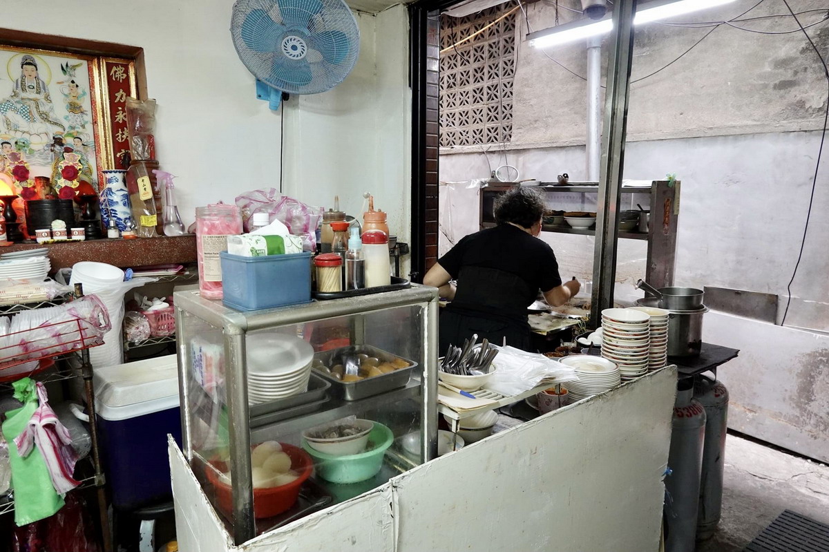 【台北車站美食】華陰街69年米粉湯 2024：70餘年老店，傳統古早味米粉湯+黑白切，價錢便宜佛心，京站旁真正巷子內的店 6486