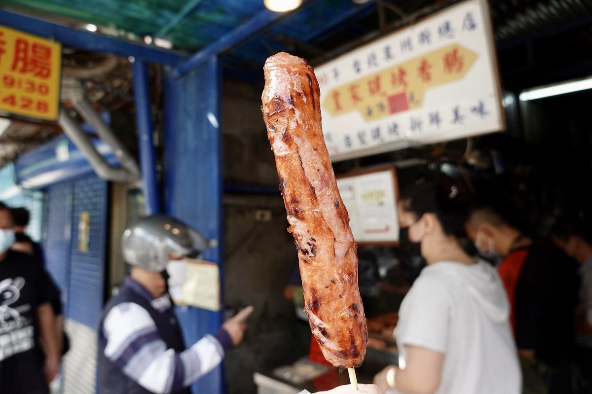 【台北古亭站美食】黃記皇家現烤香腸：台北最傳奇香腸攤，每天排隊熱賣30年，韓國《街頭美食鬥士》白種元也推薦，爽到旁邊佳鑫金桔檸檬和蚵仔麵線 4748