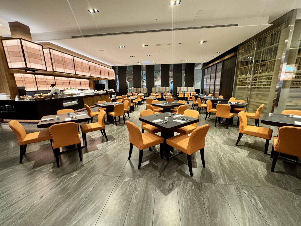 【台北市政府站美食】寒舍艾美酒店探索廚房 2025：餐點全面升級，帝王蟹、龍蝦、干貝、鮑魚、海膽、和牛齊發，飯店頂級吃到飽自助餐 7112