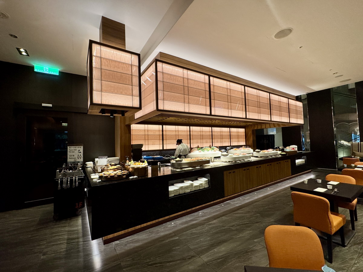 【台北市政府站美食】寒舍艾美酒店探索廚房 2025：餐點全面升級，帝王蟹、龍蝦、干貝、鮑魚、海膽、和牛齊發，飯店頂級吃到飽自助餐 7112