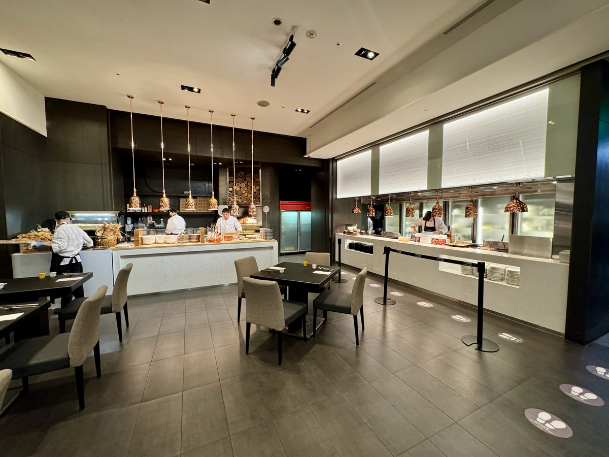 【台北市政府站美食】寒舍艾美酒店探索廚房 2025：餐點全面升級，帝王蟹、龍蝦、干貝、鮑魚、海膽、和牛齊發，飯店頂級吃到飽自助餐 7112