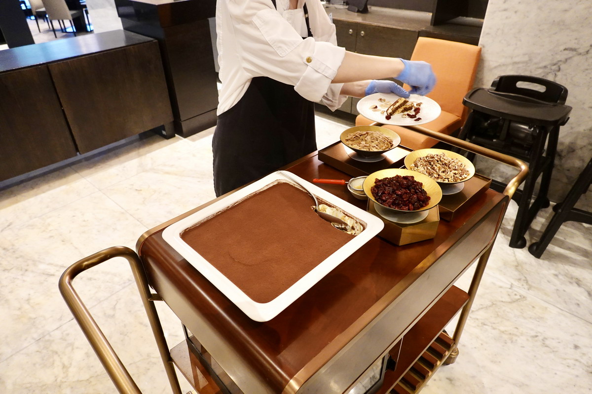 【台北市政府站美食】寒舍艾美酒店探索廚房 2025：餐點全面升級，帝王蟹、龍蝦、干貝、鮑魚、海膽、和牛齊發，飯店頂級吃到飽自助餐 7112