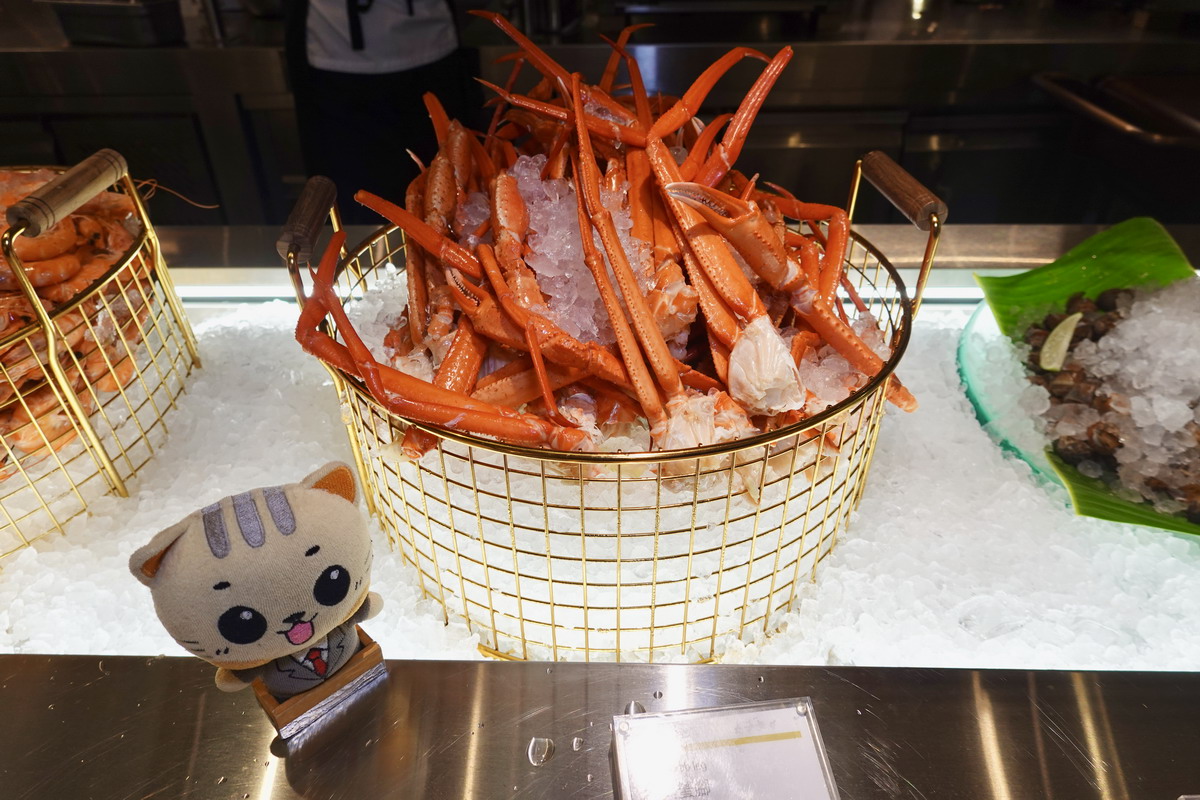 【台北市政府站美食】寒舍艾美酒店探索廚房 2025：餐點全面升級，帝王蟹、龍蝦、干貝、鮑魚、海膽、和牛齊發，飯店頂級吃到飽自助餐 7112